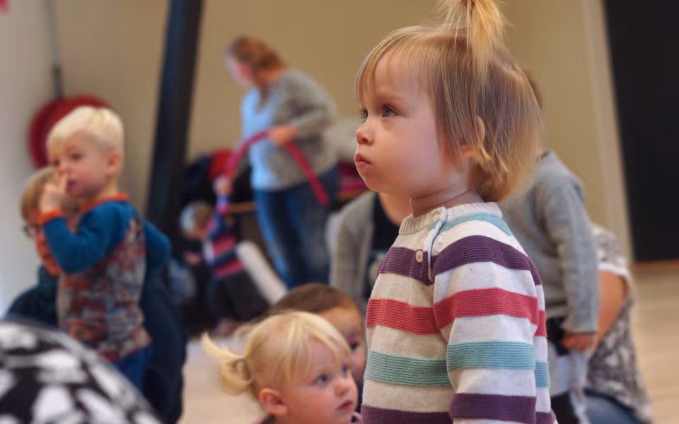 Musikalsk ballonmand besøger dagplejen