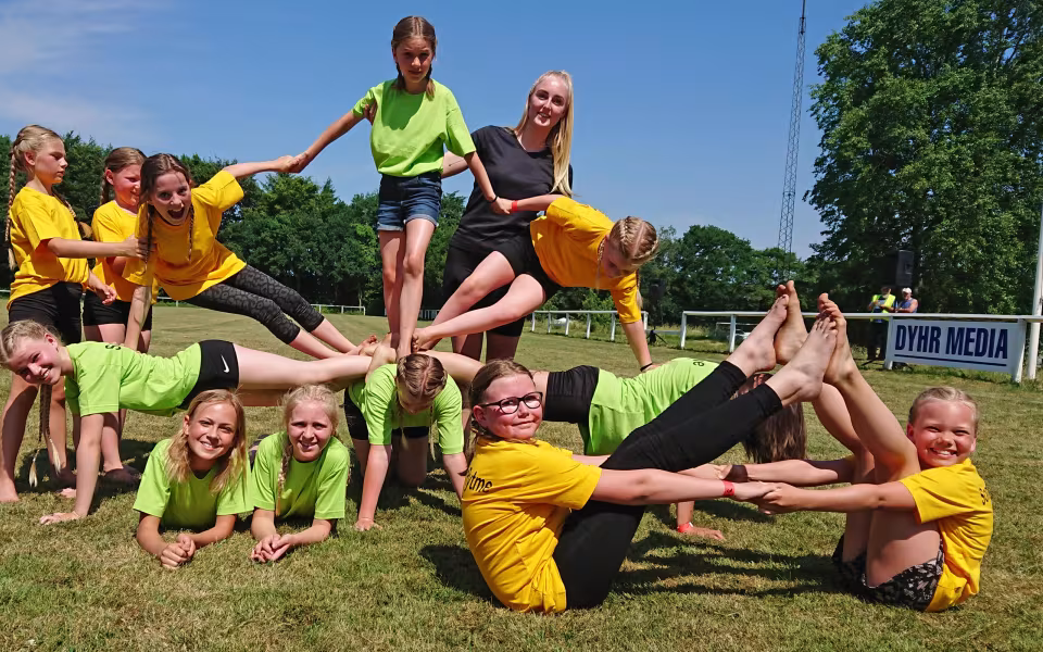 Denne lille skønne gut var frisk på et foto, mens han lurede lidt på gymnastikpigerne ;-)