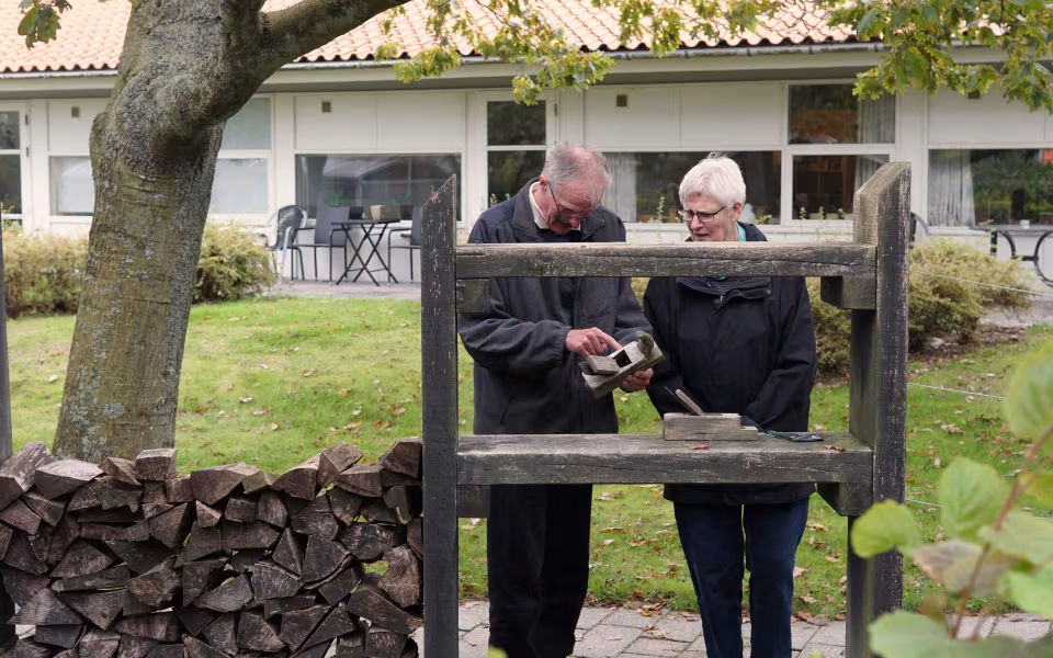 Deltagerne samlede indtryk fra de to sansehaver i henholdsvis Filskov og Hjerting. Ole Andreasen, som fortæller om turen, står længst til venstre på fotoet. Fotoet er taget lige før turen gik hjem igen.
