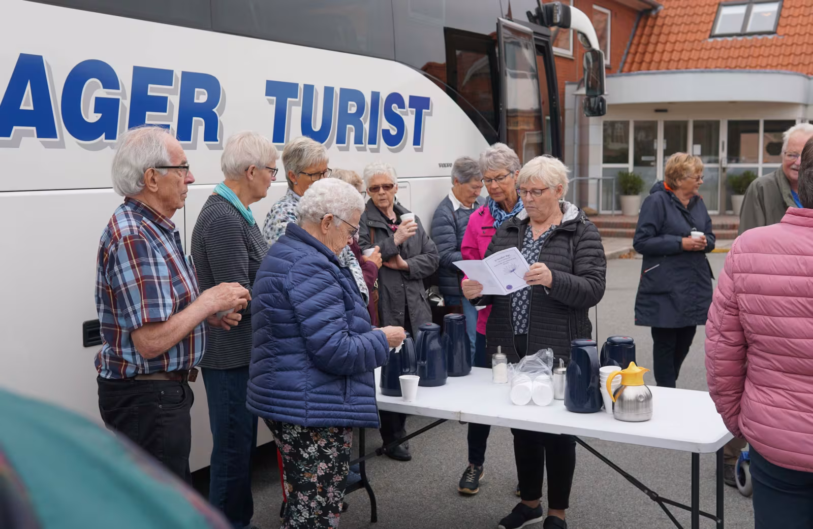 Deltagerne samlede indtryk fra de to sansehaver i henholdsvis Filskov og Hjerting. Ole Andreasen, som fortæller om turen, står længst til venstre på fotoet. Fotoet er taget lige før turen gik hjem igen.