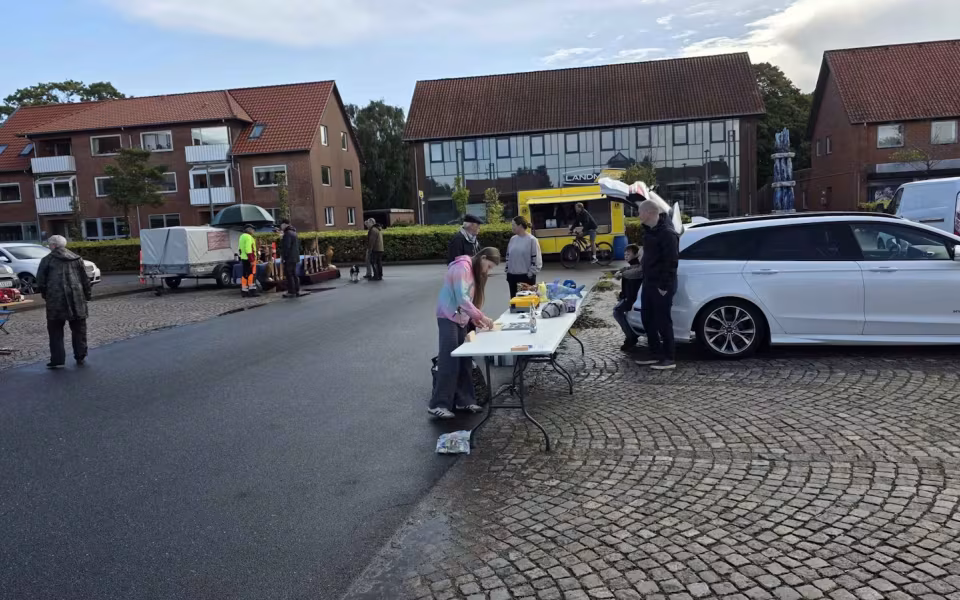 Regnen lagde en dæmper på Torvedagen i Ølgod, men ikke på humøret - Se billeder fra dagen