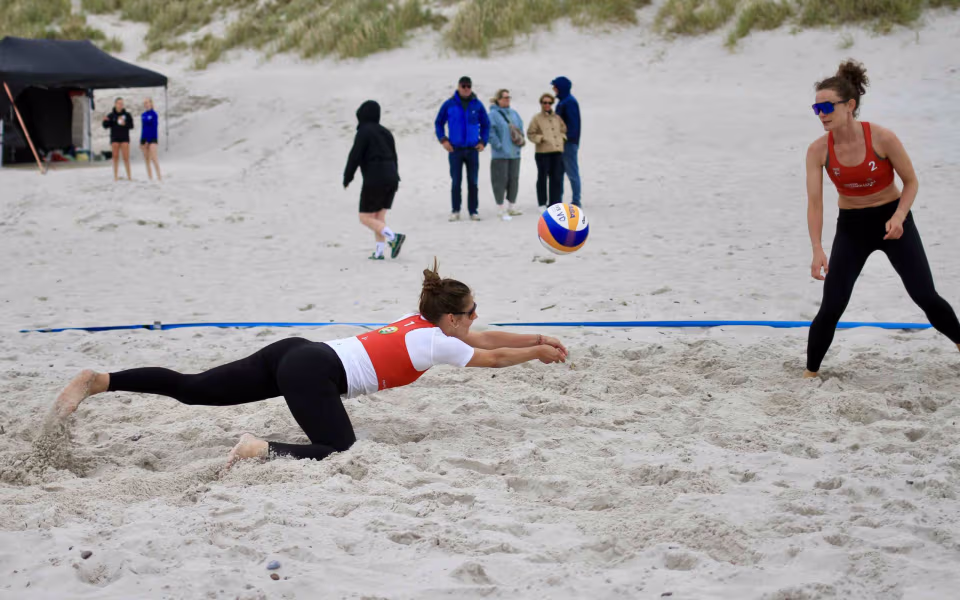 Vestenvinden udfordrer beachvolley-eliten