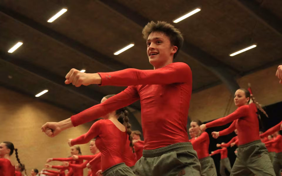 Farverig opvisning lyser Sportspark op