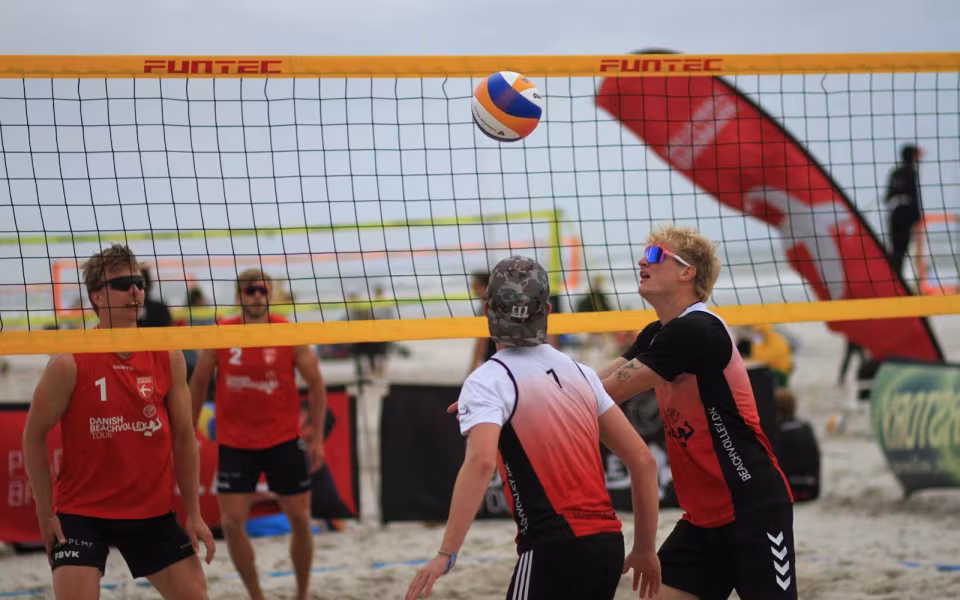 Vestenvinden udfordrer beachvolley-eliten