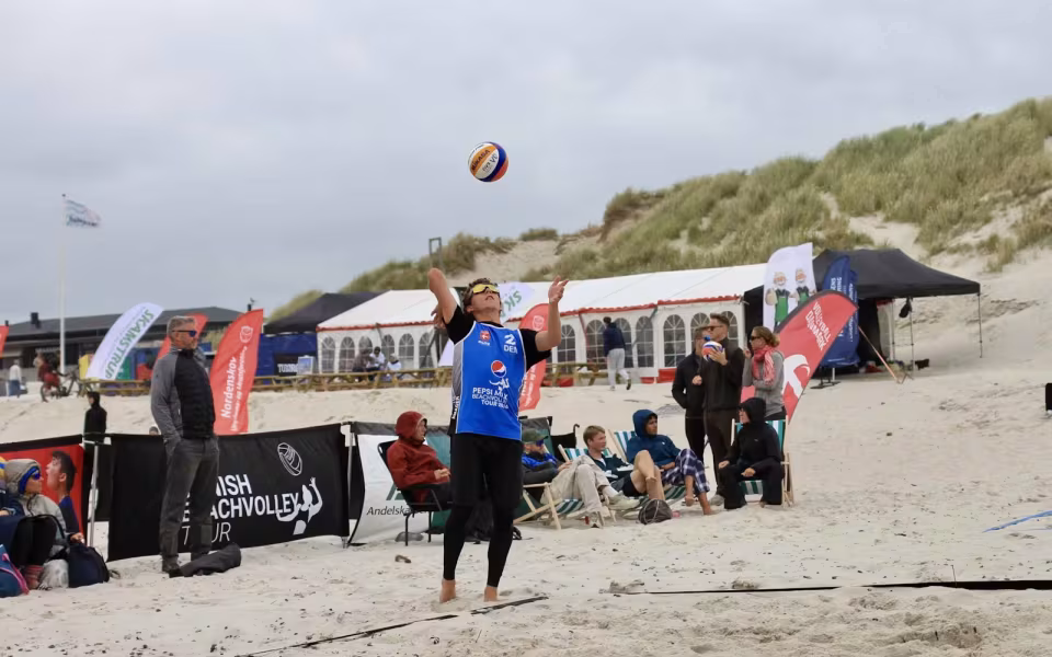 Vestenvinden udfordrer beachvolley-eliten