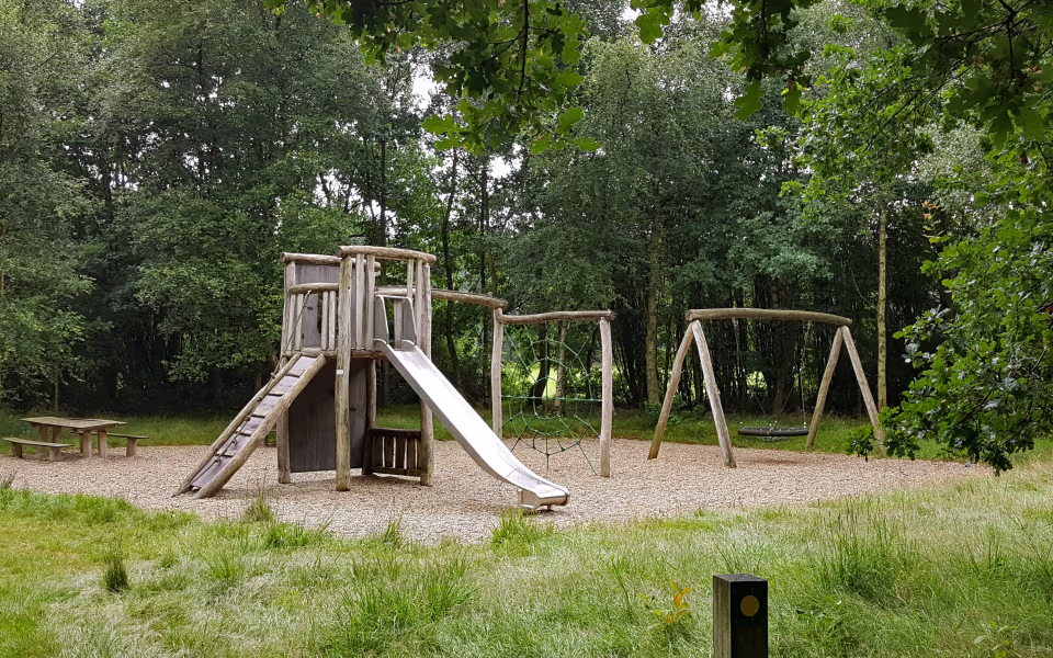 Trælegeborg med rutsjebane på Skovlegeplads i Ansager Plantage