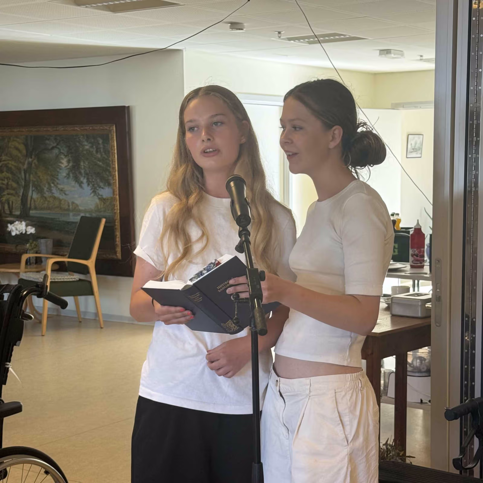 Nelly og Mynte synger Lyse nætter på Møllegårdens