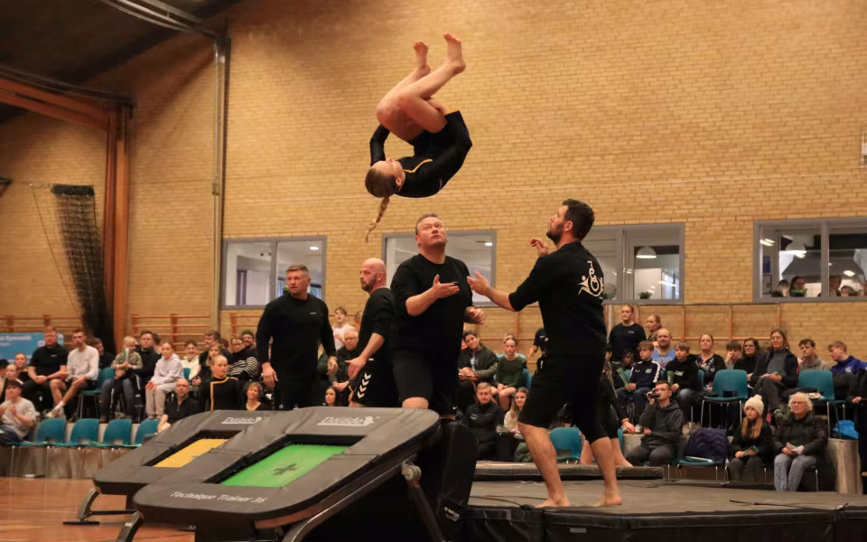 Farverig opvisning lyser Sportspark op