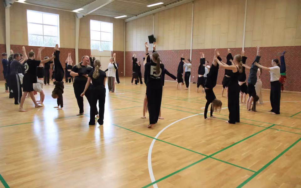 Forventningsfulde gymnaster gør klar