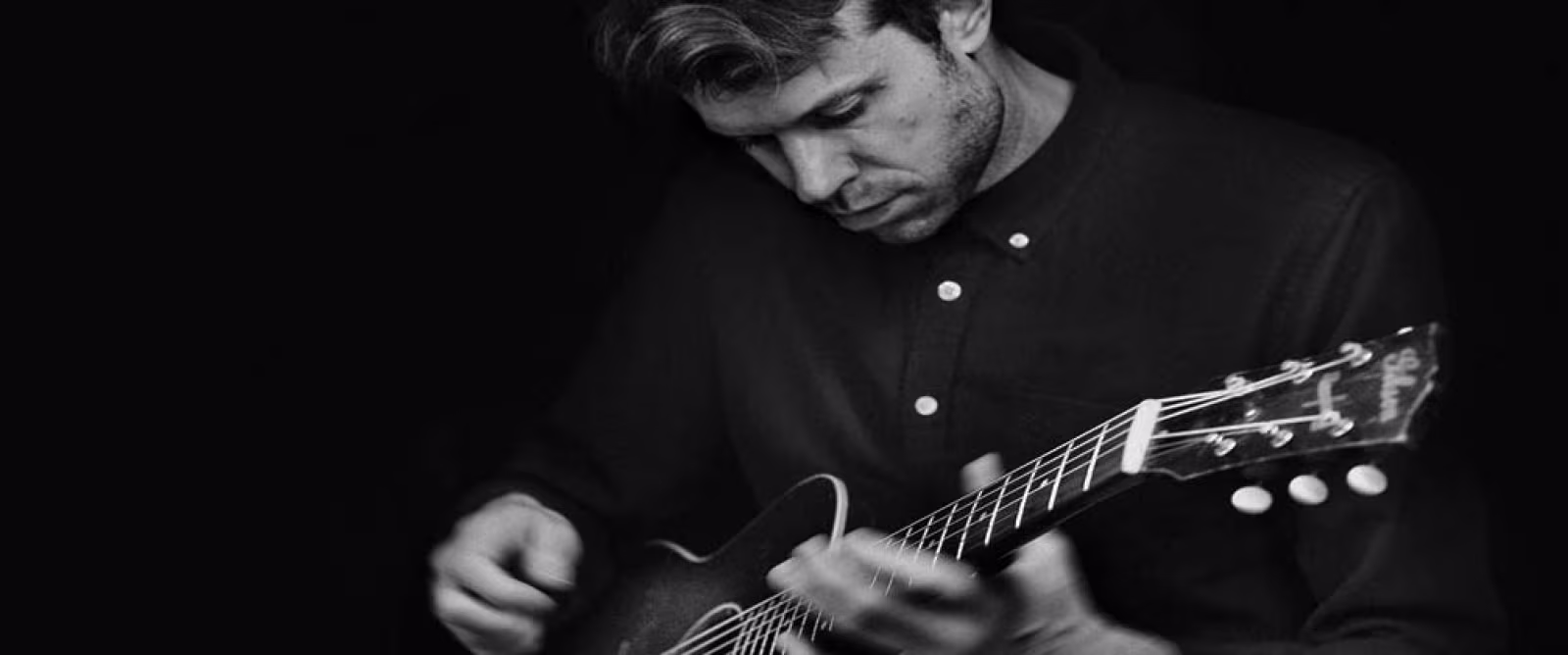 Mikkel Ploug – på solo guitar i Skovlund kirke til en fyraftens koncert