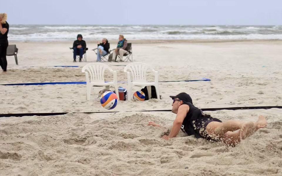 Vestenvinden udfordrer beachvolley-eliten
