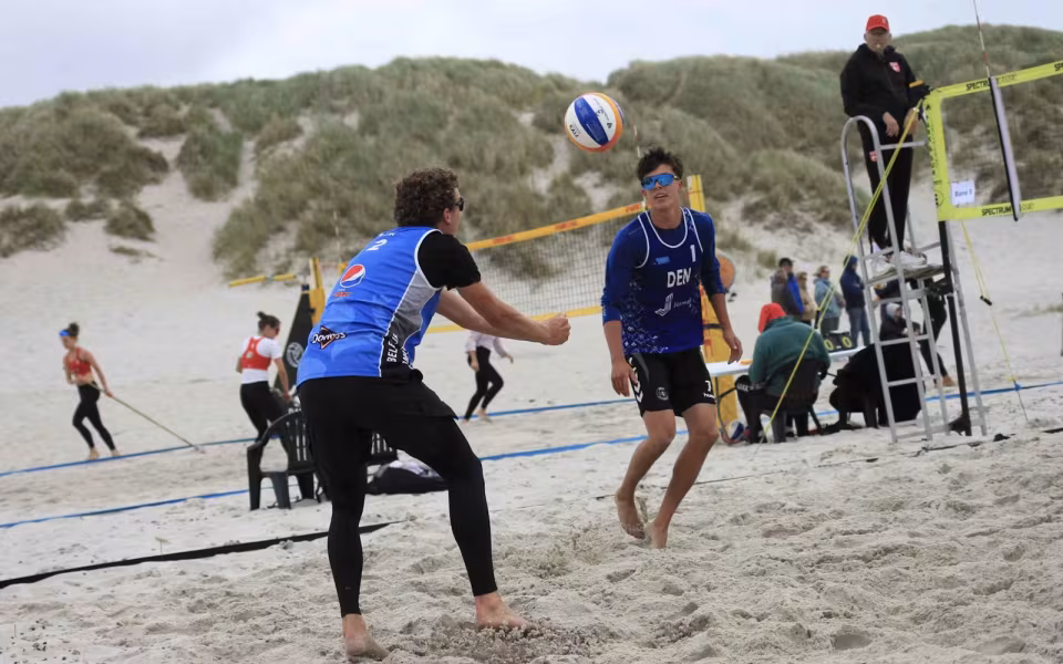 Vestenvinden udfordrer beachvolley-eliten
