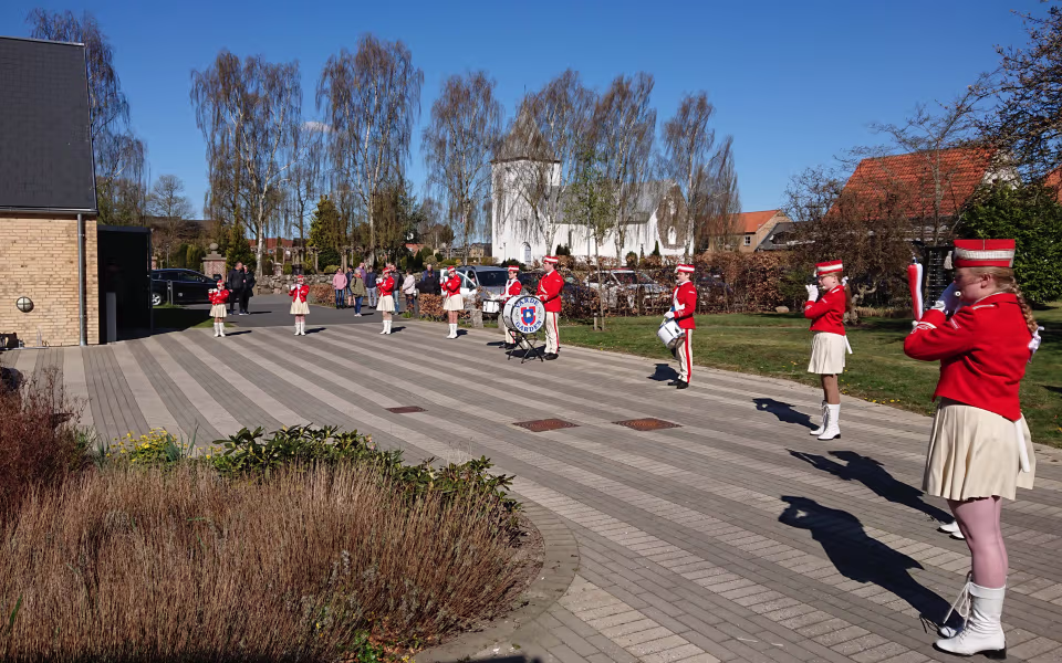 Søndag formiddag spillede Varde Garden for beboerne på Ansager plejehjem
