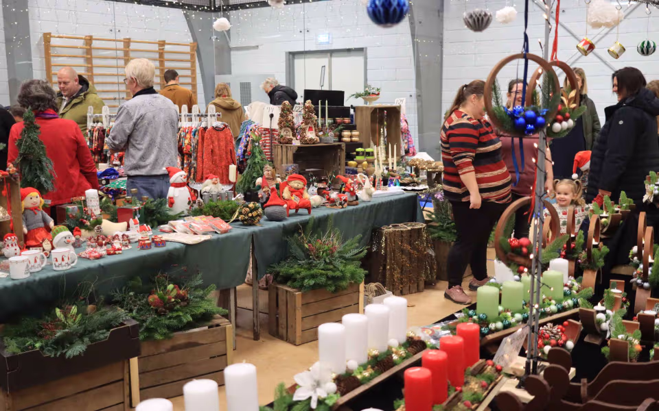 Julemarked samlede Billum i hallen