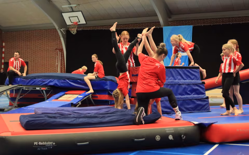 Salto Kids charmerer ved Helleopvisning