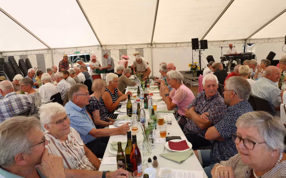 Sommerstemning og glade mennesker til sommerfest på Tistrup Stadion - Se billeder og filmklip..