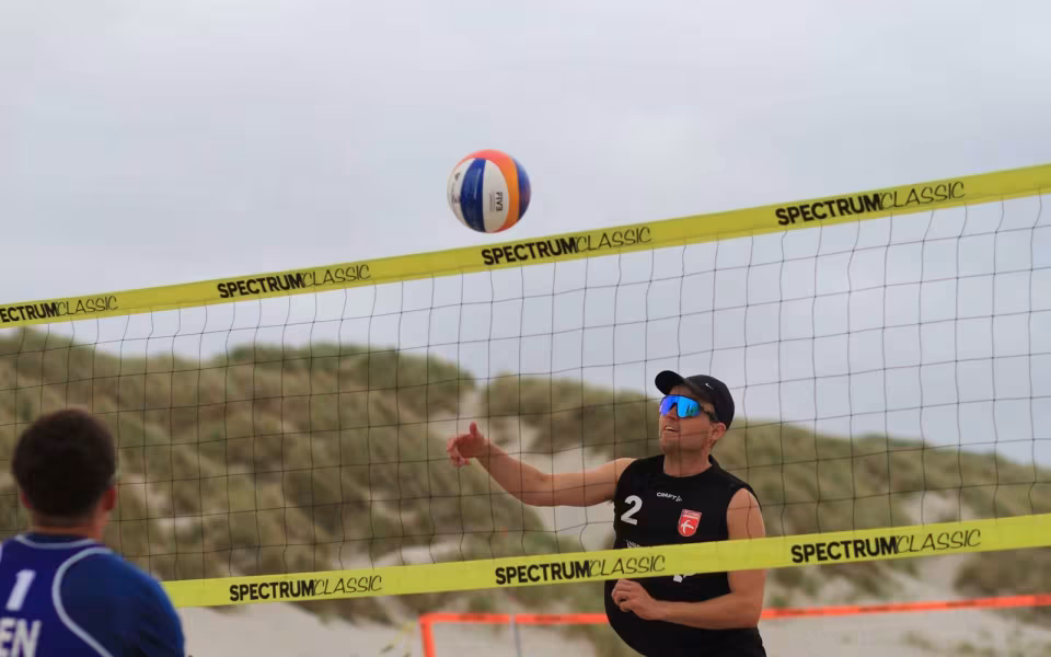 Vestenvinden udfordrer beachvolley-eliten