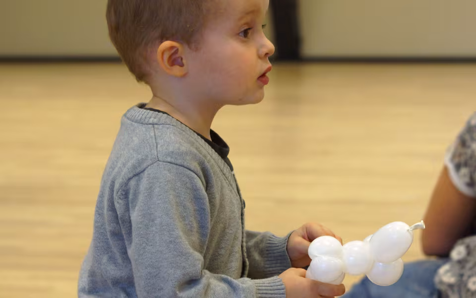 Musikalsk ballonmand besøger dagplejen