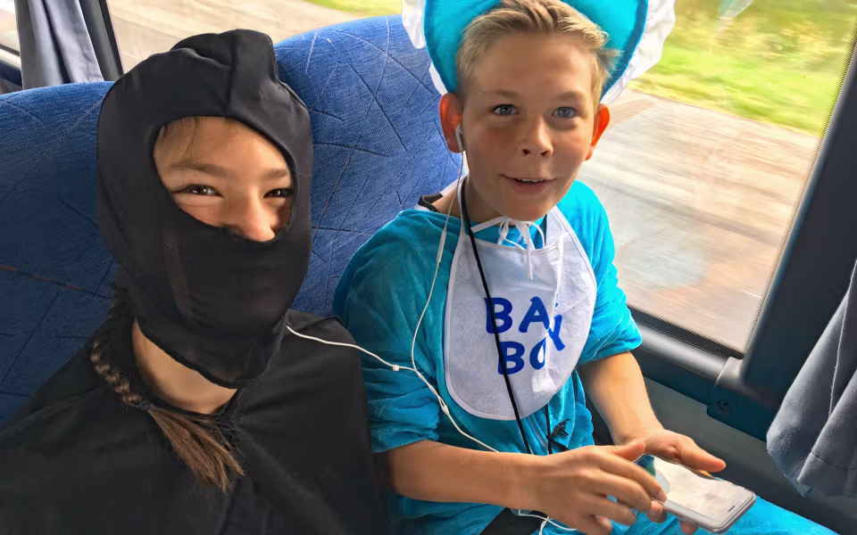 Ansager FDF på sommerlejr, hvor højtiderne er tema. Første højtid er fastelavn, som  udklædningen lader antyde