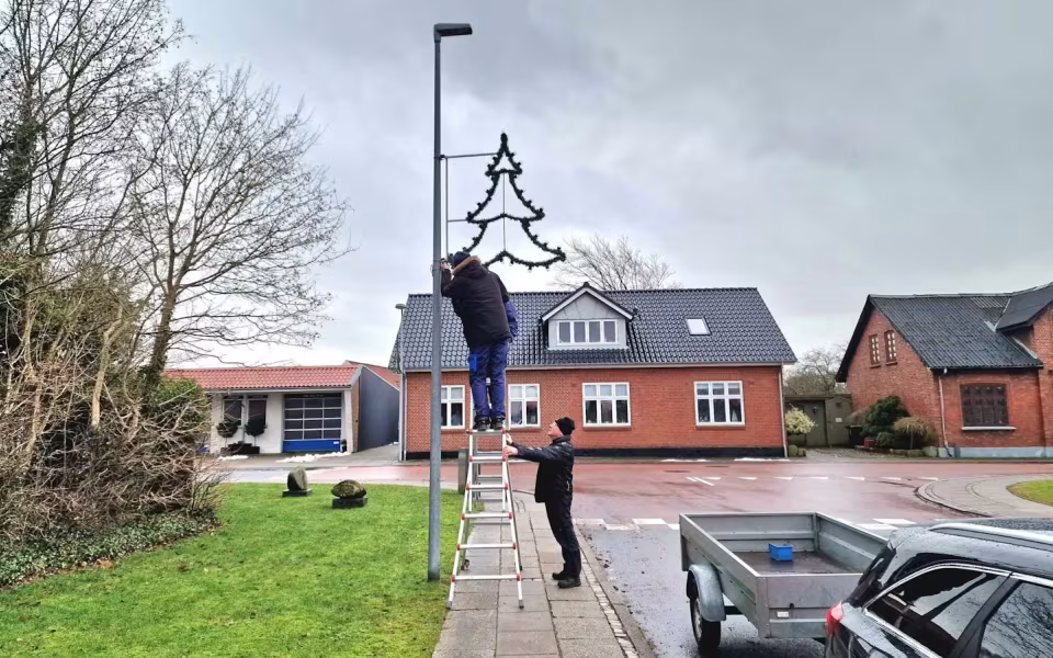 Tistrup by siger farvel til julen, julelysene taget ned