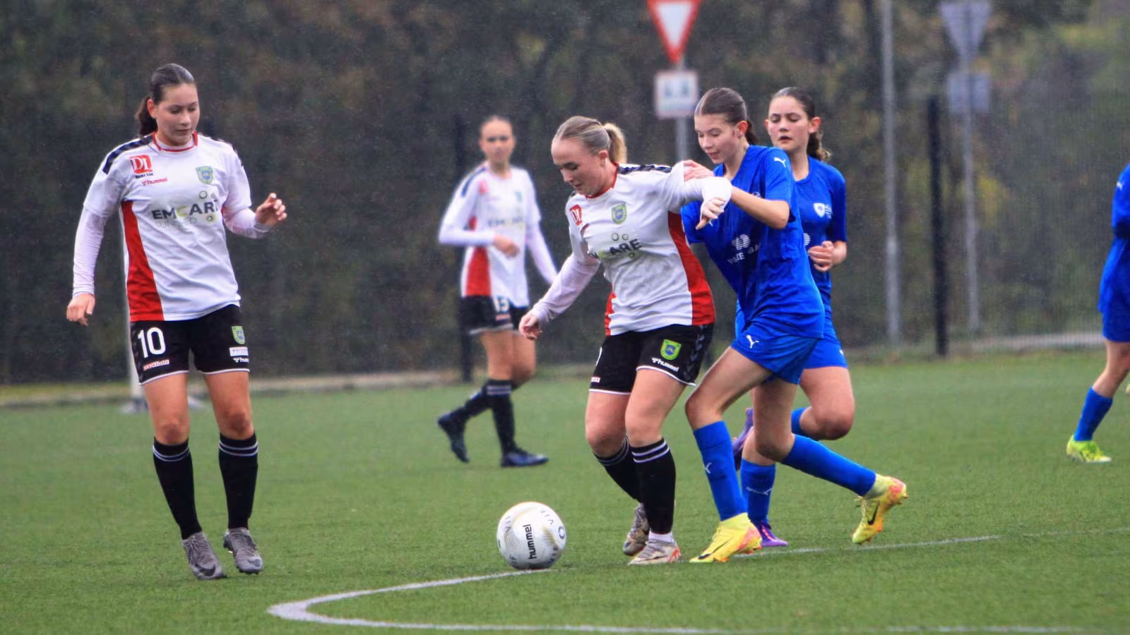 Målscorer i U16 kampen Mia Nim Sandrini med bolden