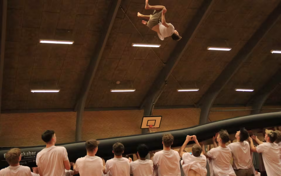 Farverig opvisning lyser Sportspark op