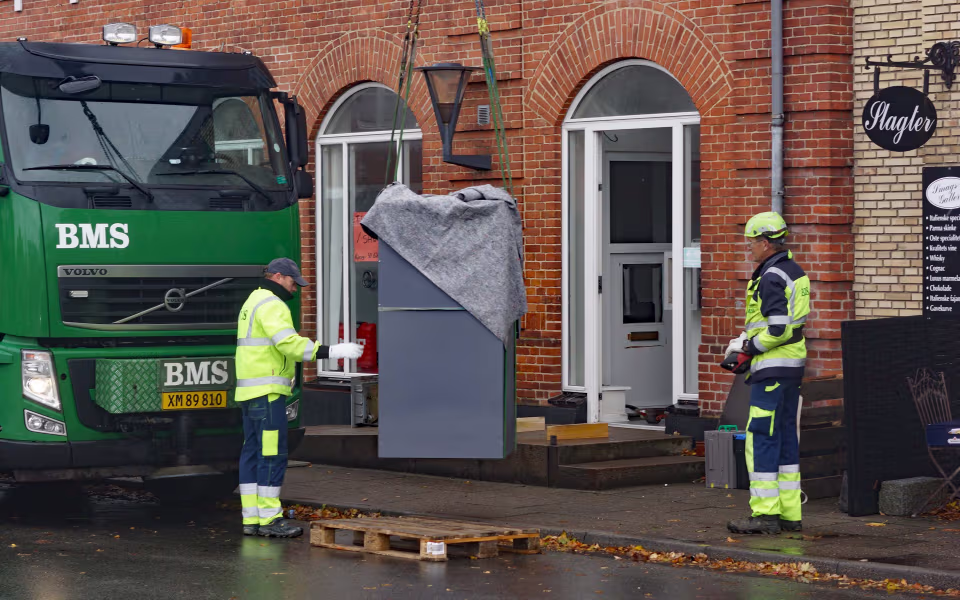 Pengeautomat og døgnboks blev i dag løftet ud af "Den Gamle Købmandsbutik". Den sidste rest af Andelskassen forlader dermed Ansager