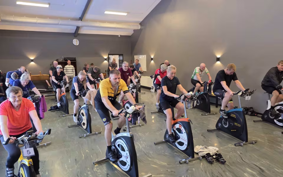 Seks timers cykelglæde i Trim Tistrup gav små 9.000 kr. til Julemærkehjemmet Fjordmark.