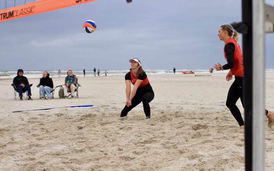 Vestenvinden udfordrer beachvolley-eliten