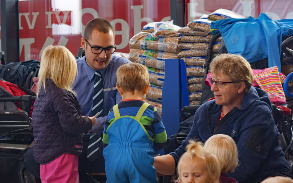 Dagplejebørn i Ansager hjælper brugsen med at udmykke til halloween