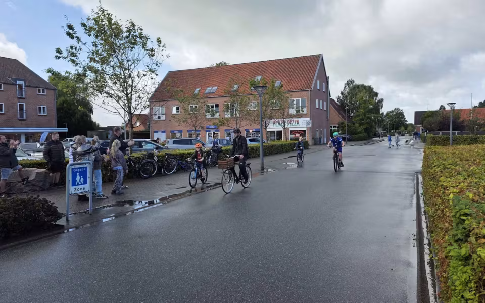 Regnen lagde en dæmper på Torvedagen i Ølgod, men ikke på humøret - Se billeder fra dagen