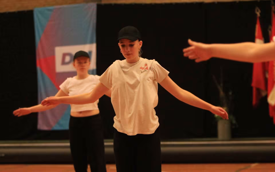 Farverig opvisning lyser Sportspark op