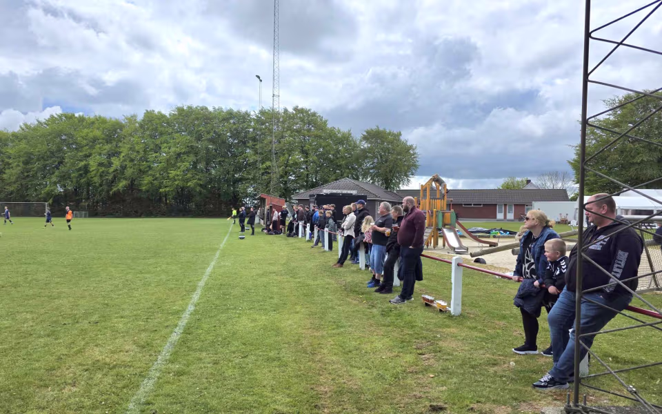 Kampreferat fra serie 1 kampen mellem Helle FC og HTS - Byfest, fodbold og fællesskab på Fåborg Stadion