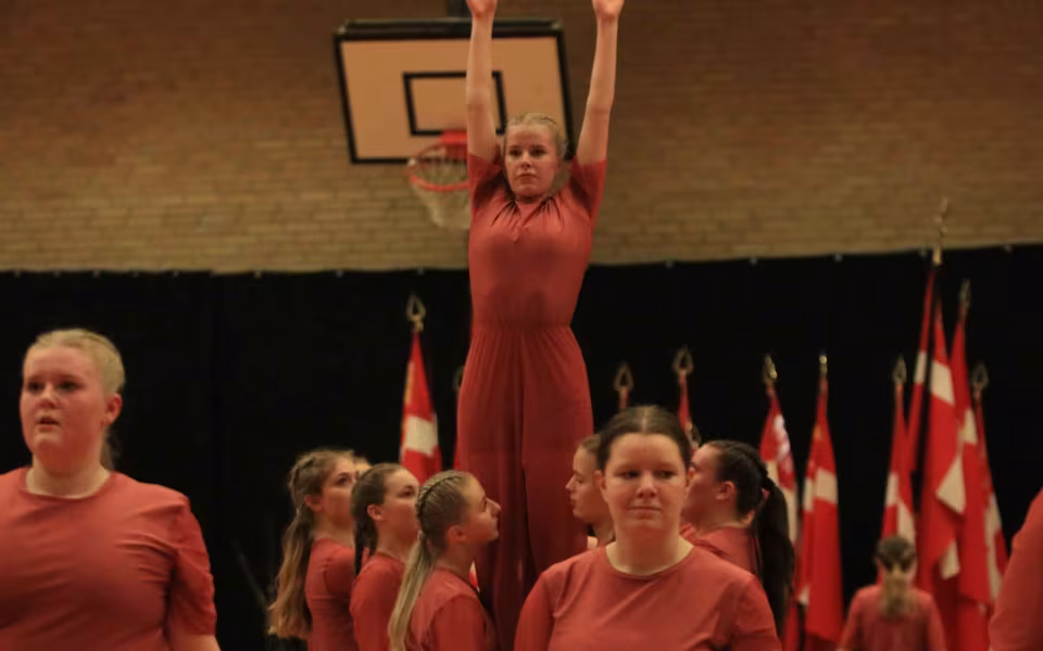 Farverig opvisning lyser Sportspark op