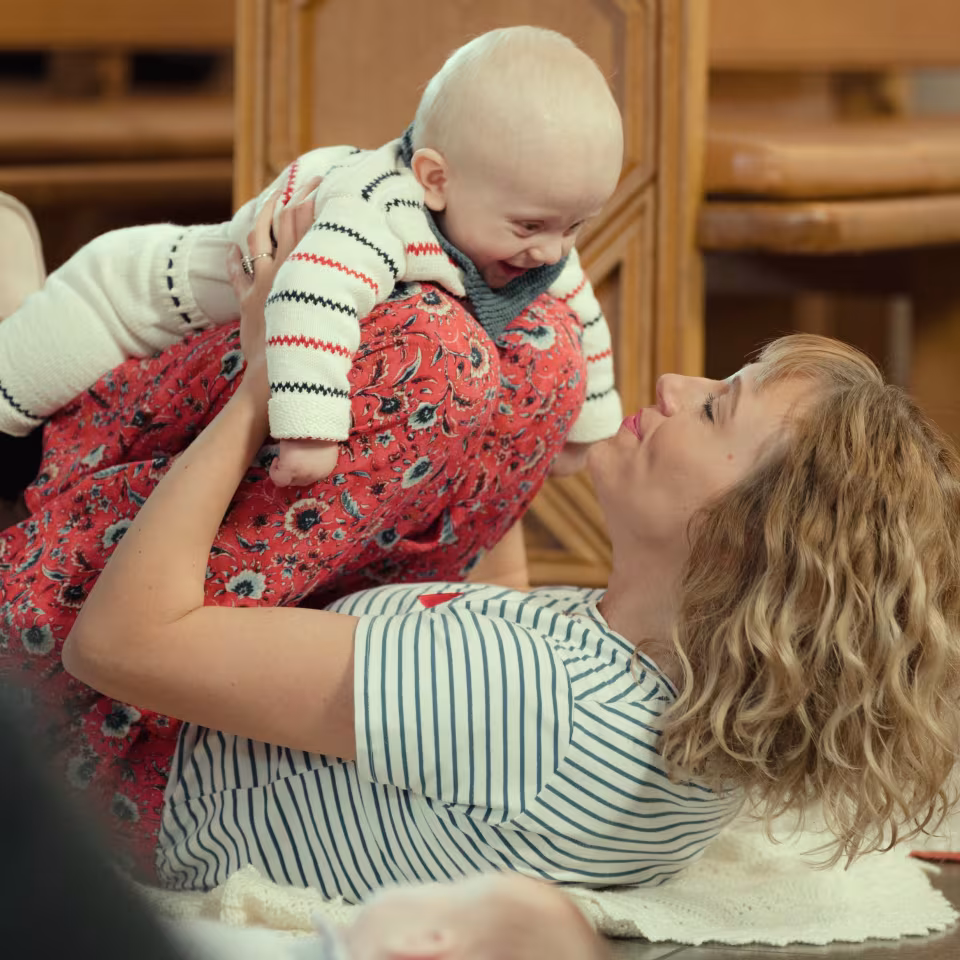 Musik, sange og salmer bliver ledsaget af nærvær og leg, når babyer og voksne mødes til babysalmesang i Ansager og Skovlund.