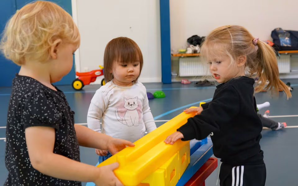 Fysio- og kropsterapeut, Kit Bak fra Ansager, er på besøg hos dagplejen, der i en periode har fokus på krop og bevægelse