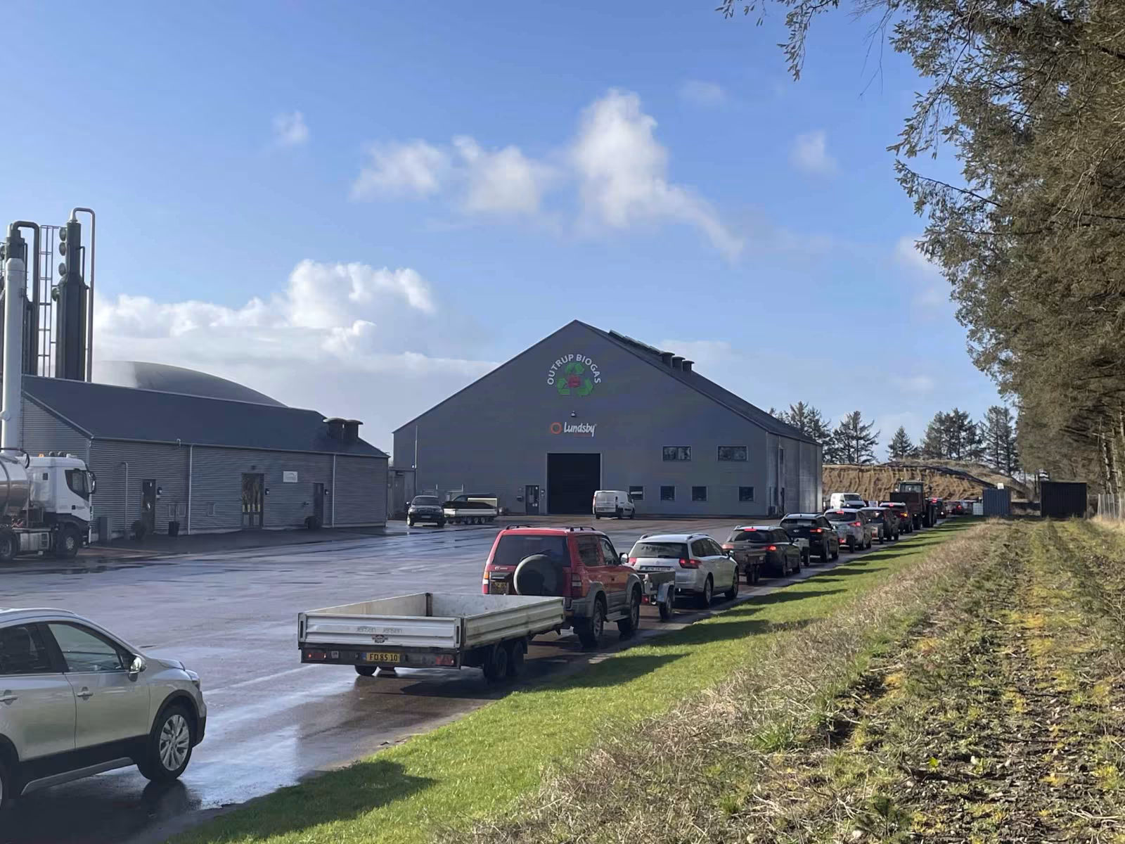 Lang kø ved Outrup Biogas tidlig lørdag morgen