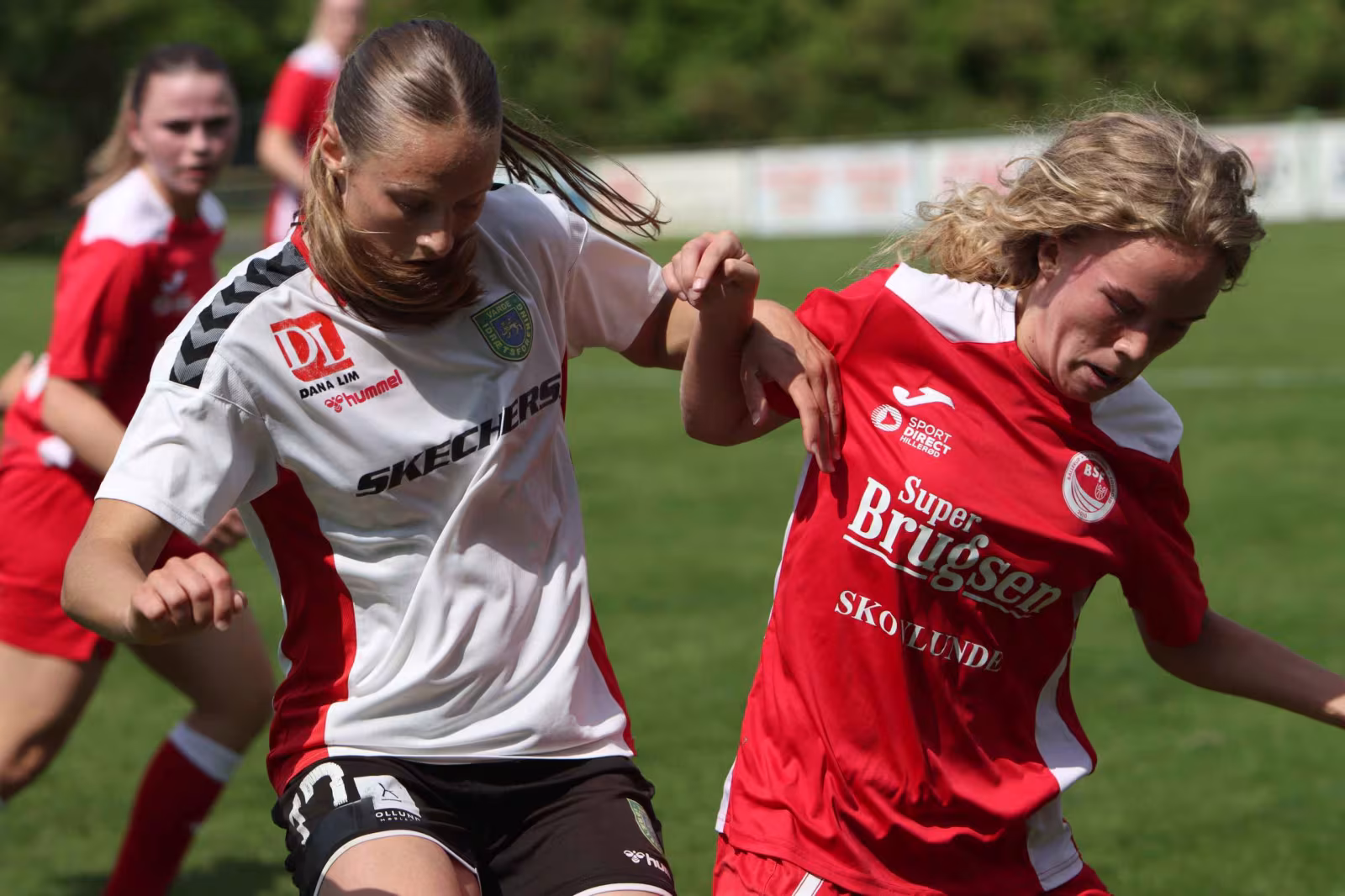 Vardes Amalie Lund i kamp om bolden