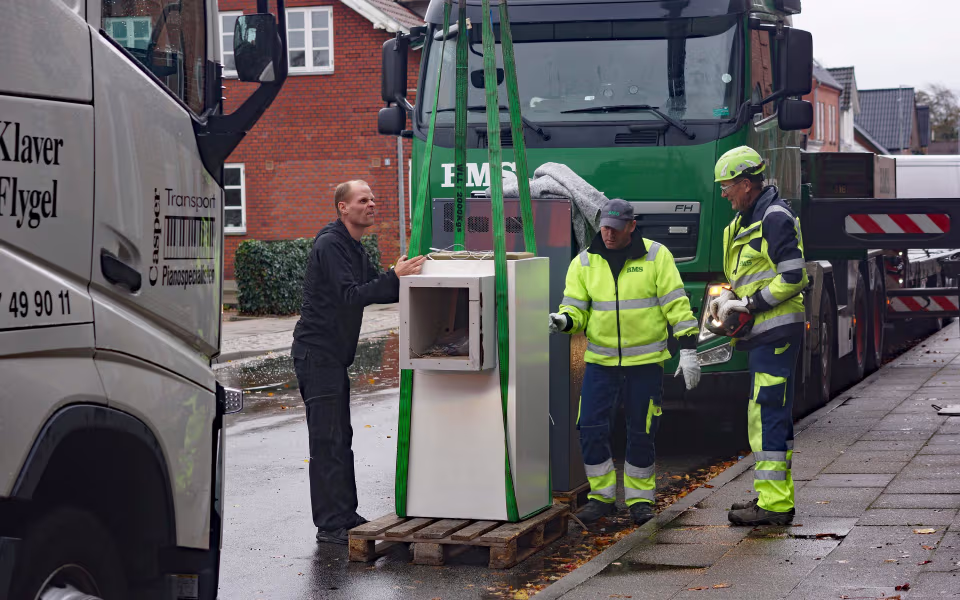 Pengeautomat og døgnboks blev i dag løftet ud af "Den Gamle Købmandsbutik". Den sidste rest af Andelskassen forlader dermed Ansager