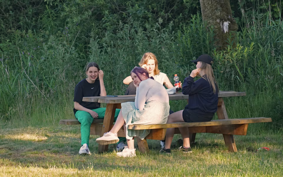 Sankthans 2022 i Ansager Søpark - alle hyggede sig i det gode vejr