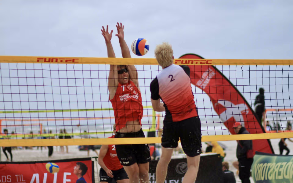 Vestenvinden udfordrer beachvolley-eliten