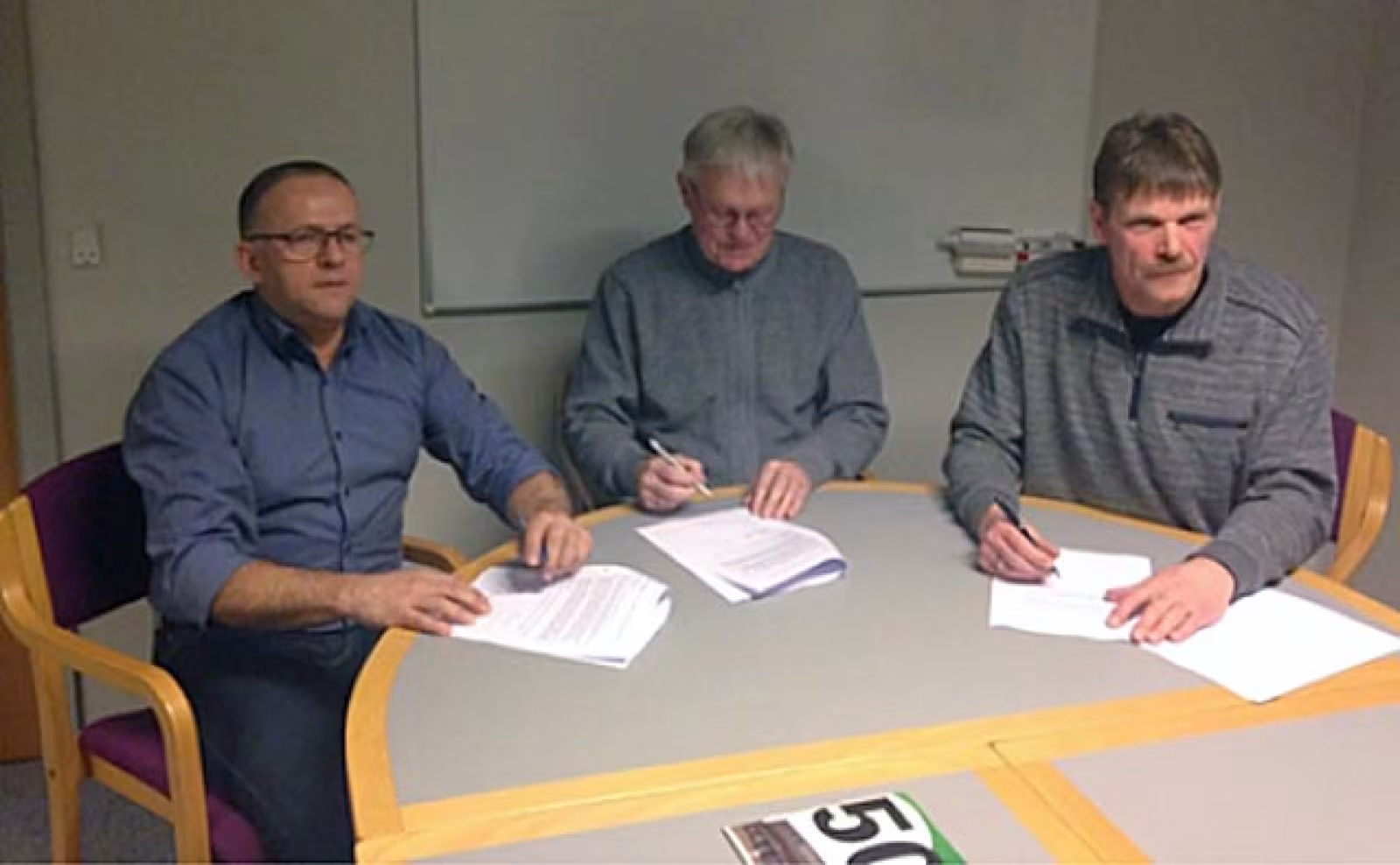 Fra venstre ses Bo Burgdorf Tistrup, Erhardt Juul Oksbøl og Eigil Vedstesen Skovlund Varmeværk