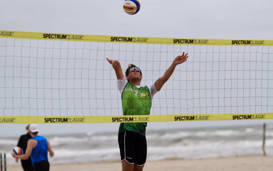 Vestenvinden udfordrer beachvolley-eliten