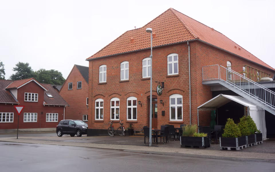 Hotellet som naturligt samligssted i byens hjerte, nu også med 7 nye værelser.