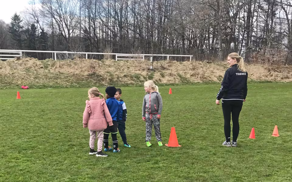 Leg med bold træner/leger hver onsdag fra 16.30-17.30