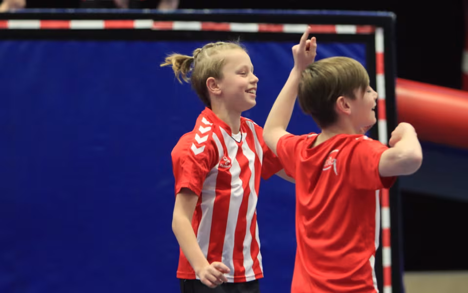 Salto Kids charmerer ved Helleopvisning