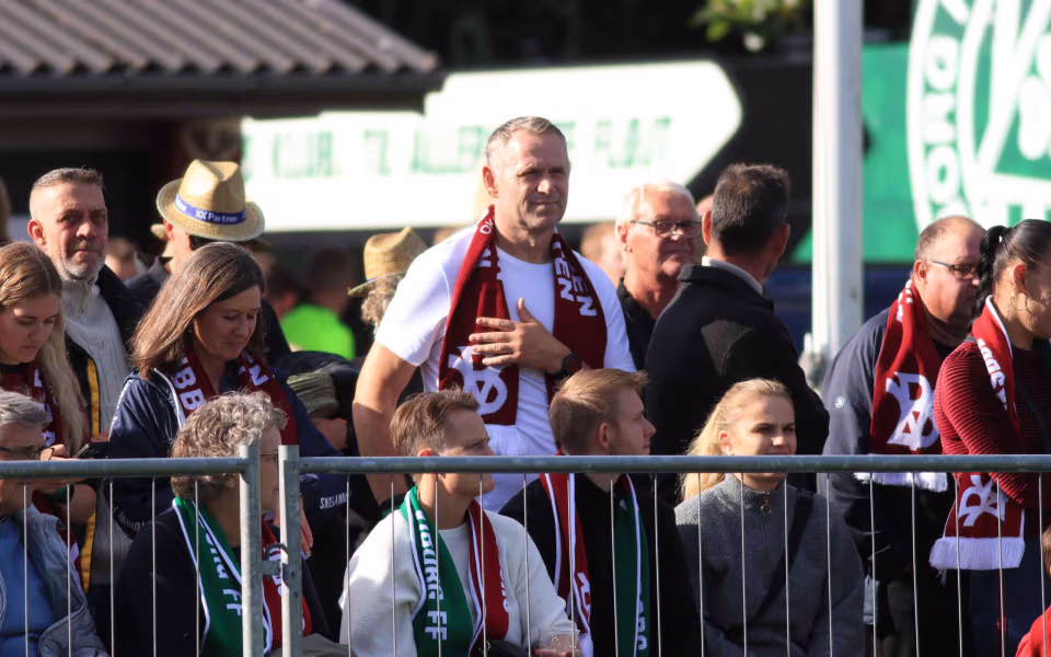 Fodboldfest på Oksbøl Stadion med glade fans og stor frivillig indsats
