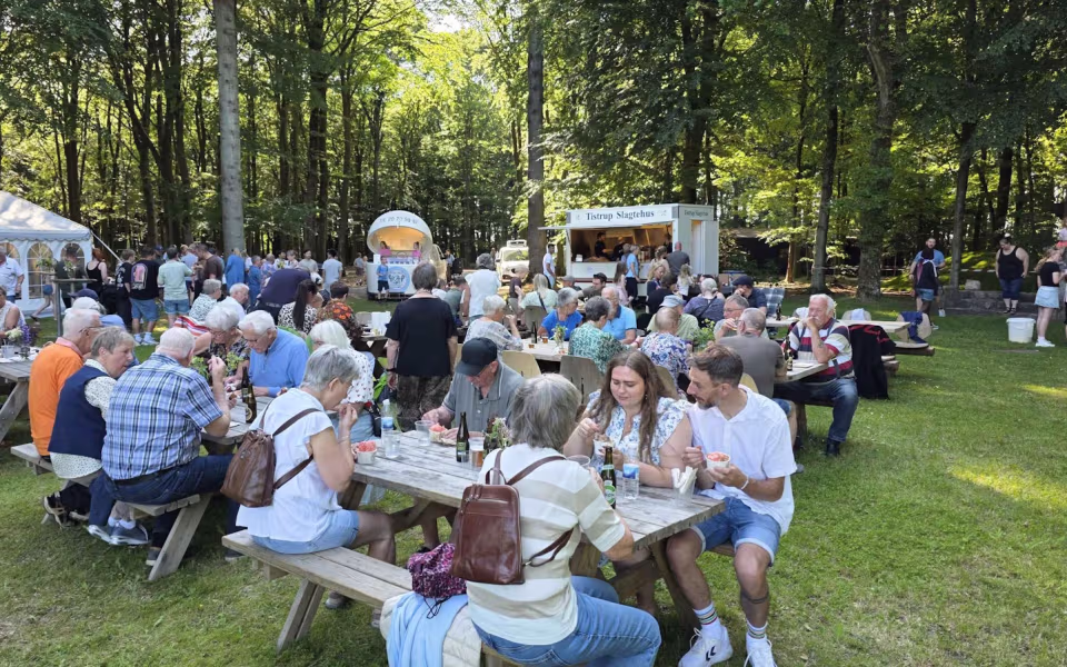 Filmklip og billeder fra Midsommerfest i Tistrup Anlæg