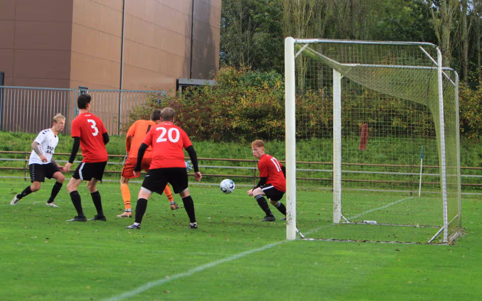 Varde redder point i overtiden