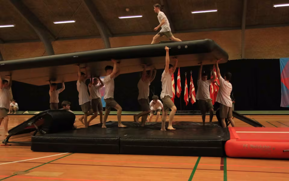 Farverig opvisning lyser Sportspark op